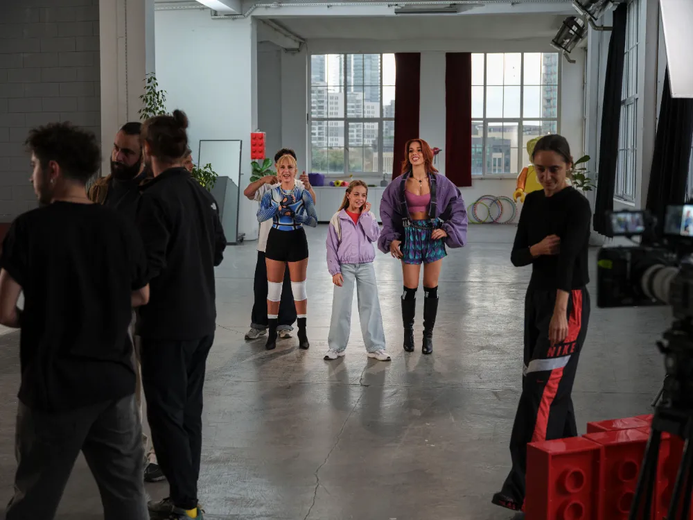 SERTAB ERENER VE SELİN GEÇİT’TEN “BU, KIZLARIN ESERİ”NE GÜÇLÜ BİR DANS DAVETİ 