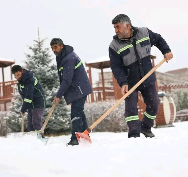 Büyükşehirin karla mücadelesi sürüyor
