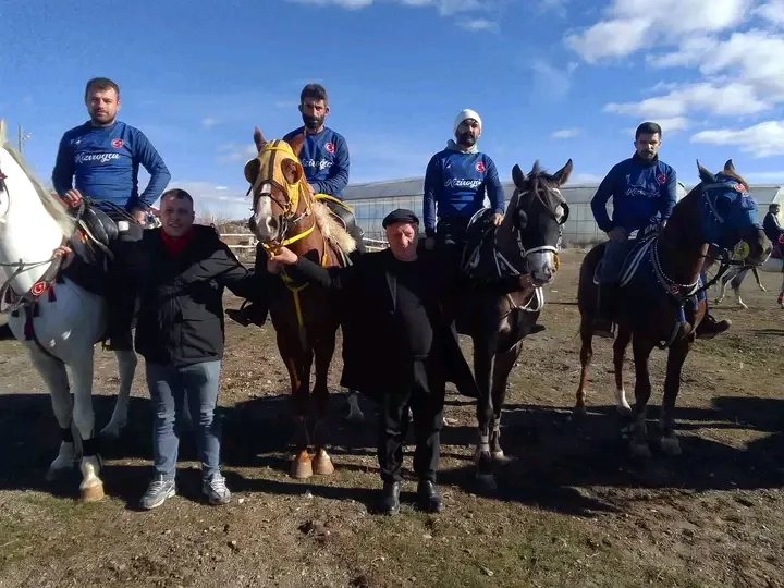 Aziziye Ilıca’da Cirit Dostluğu: Ata Sporu Cenk Havasında Yaşatılıyor