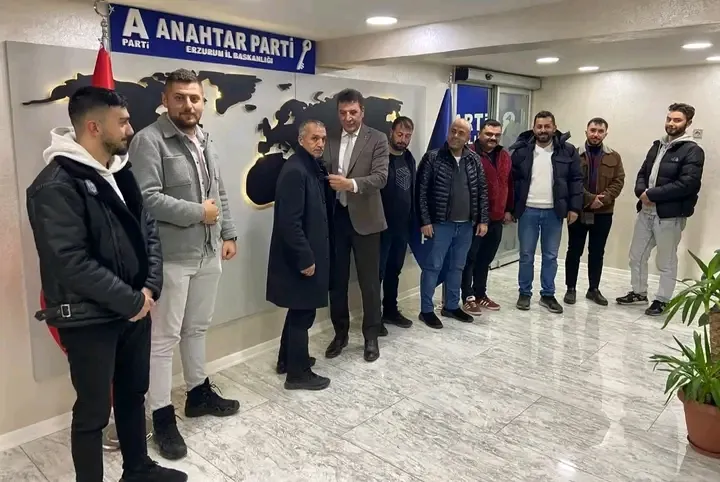 Başkan İşleyen yeni üyelere rozet taktı