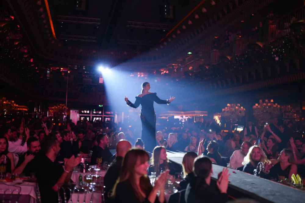 SİBEL CAN’DAN İNCİLERLE BEZELİ İHTİŞAM! 