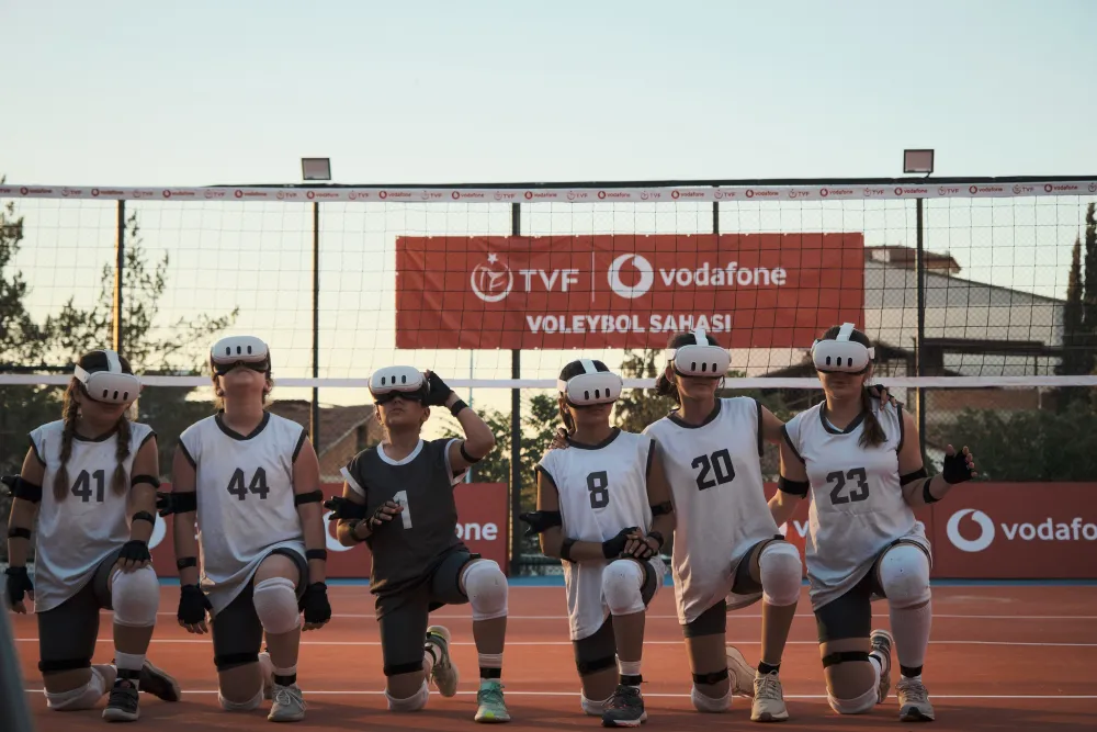 MALATYALI GENÇ VOLEYBOLCU KIZLAR VE KADIN VOLEYBOL MİLLİ TAKIM OYUNCULARI VODAFONE 5.5G İLE AYNI SAHADA BULUŞTU  