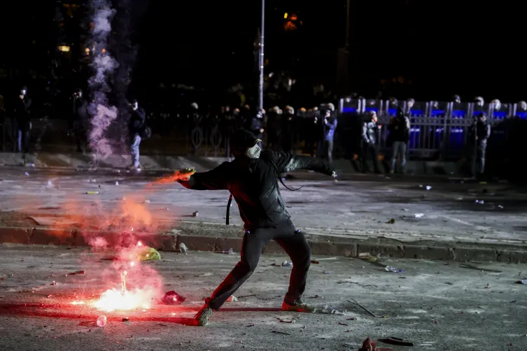 Provokatörlerden polise asitli ve baltalı saldırı