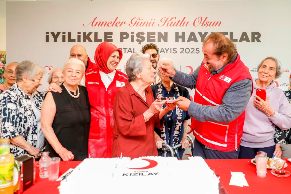 Genel Başkan ve Ünlü Şeflerden Huzurevi Annelerine Ziyaret 