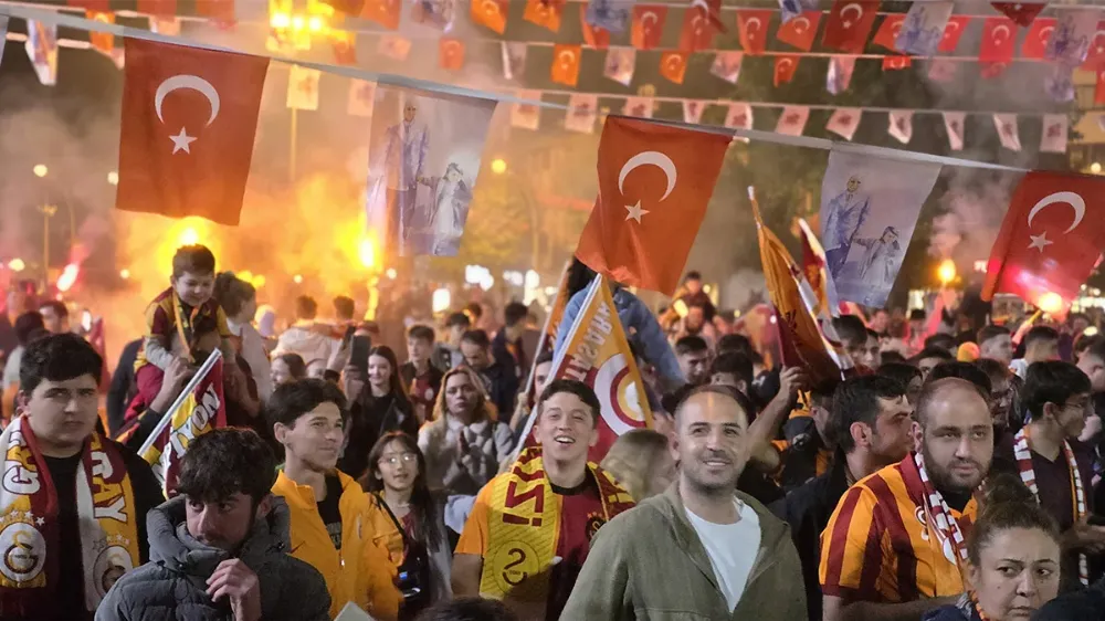 Şampiyonluk sokakta kutlandı! Türkiye sarı kırmızıya boyandı