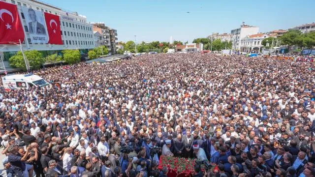 Manisa Belediye Başkanı Zeyrek, son yolculuğuna uğurlandı