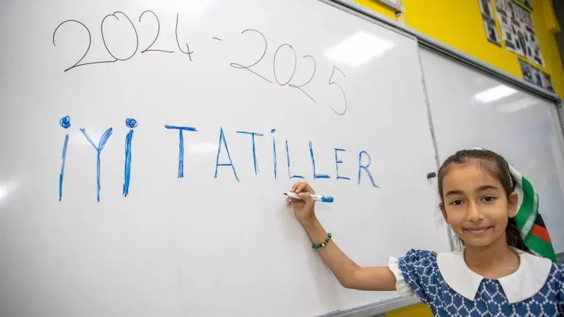 Okullarda serbest kıyafet kalkıyor, yeniden forma geliyor