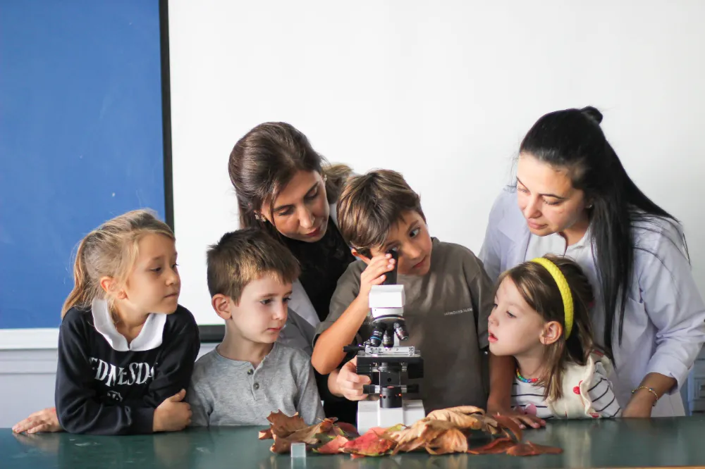 Liseye geçiş süreci, öğrencilerin hayatlarındaki önemli bir dönüm noktasıdır 