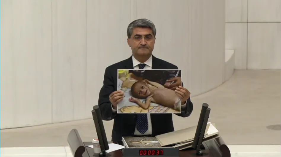 Gazze’de açlıktan ölen bebeklerin fotoğrafını  Mecliste gösteren Ekmen: Türkiye Gazze’ye yardım ulaştıracak güce sahiptir 