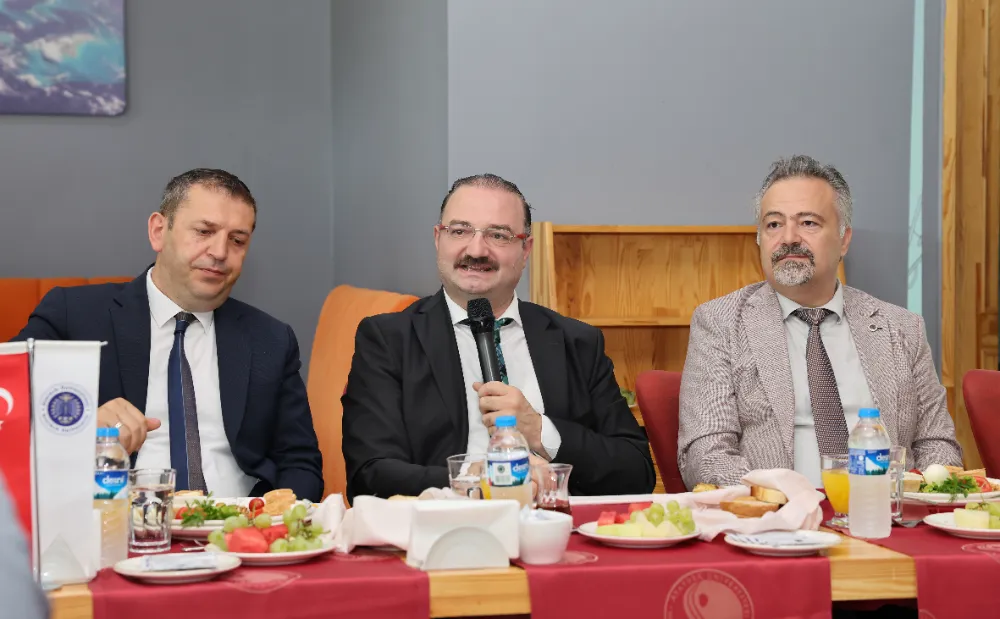 REKTÖR HACIMÜFTÜOĞLU OKUL YÖNETİCİLERİYLE BİR ARAYA GELDİ