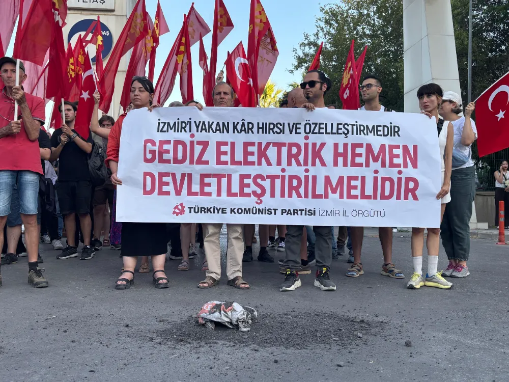    TKP, İzmir’de GDZ Elektrik’in kapısına dayandı, kapıya kül döktü 