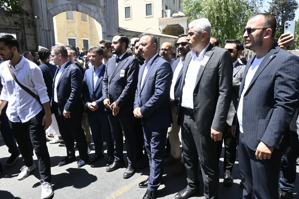 Yavuz Ağıralioğlu şehit Ahmet Gültekin’in cenaze namazına katıldı.