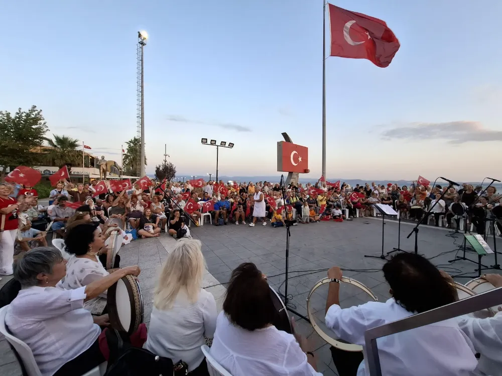 Anadolu Kadın Hareketi Derneği 30 Ağustos’u Edremit’te kutladı: ‘Atatürk’ü unutturmayacağız!’