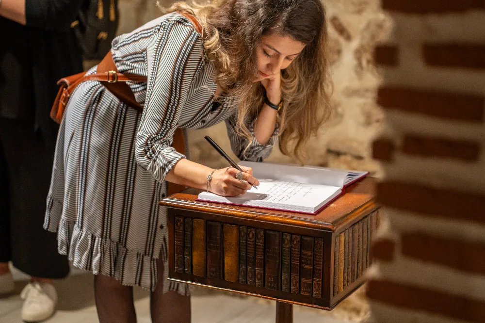 Ayşe Betil’den “İz ile Düş Arasında Bir Yer”