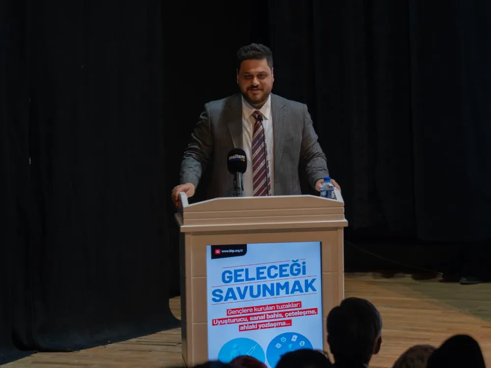 Kimliksiz, hedefsiz ve idealsiz bir toplum oluşuyor.
