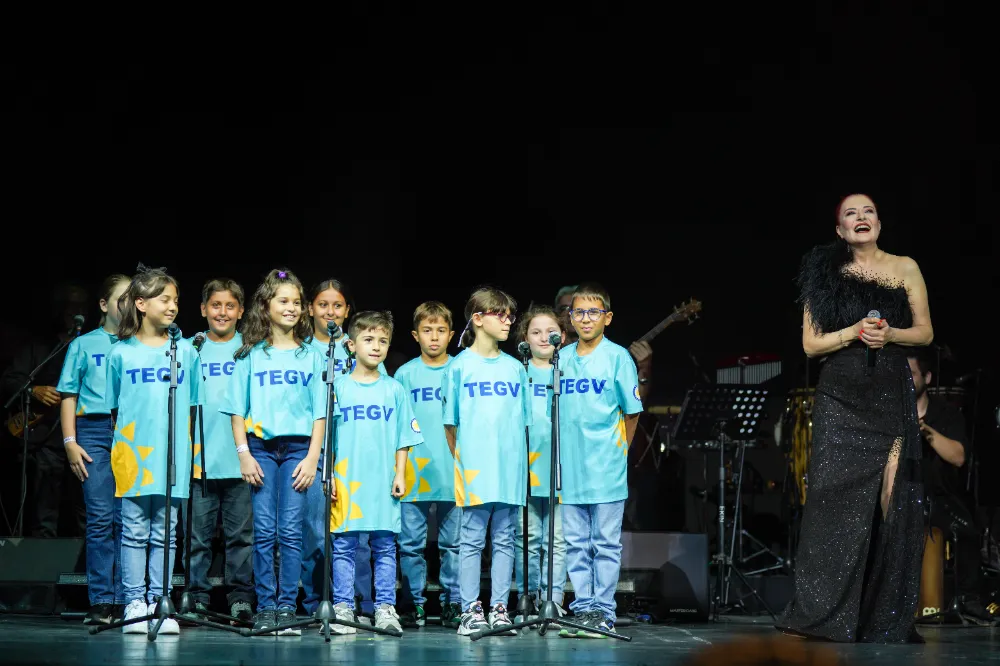 Harbiye’de unutulmaz gece:  Candan Erçetin ve TEGV’li çocuklar aynı sahnedeydi 